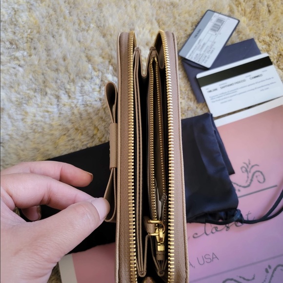 Prada long wallet - Picture 5 of 8